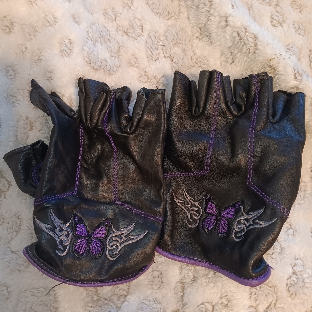 Women's black leather riding gloves